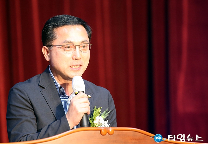 신흥초등학교 ‘개교 100주년 기념식’에서 축사하는 박희조 동구청장
