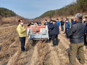  "콩"  콤바인 기계화 수확으로 농작업 일손 경감하는 군위군