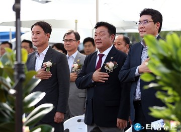 국민의례 하는 이상래·송인석·정명국 대전시의회 의원