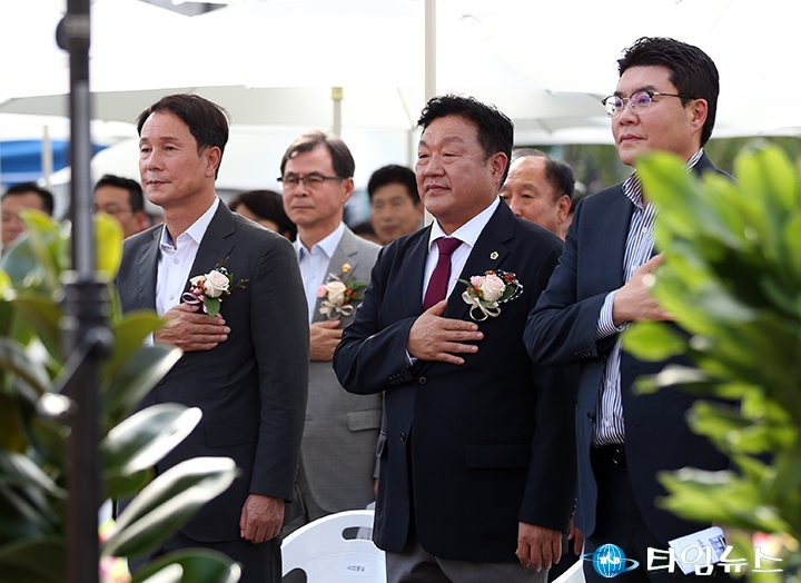 국민의례 하는 이상래·송인석·정명국 대전시의회 의원