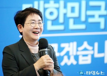 선거사무소 개소식에서 축사하는 박정현 국회의원 예비후보
