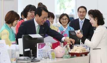 대전 동구, 명절 분위기 살리는 직원들 한복 차림 근무