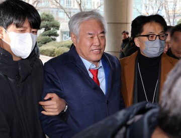 ‘서부지법 난동’ 배후 전광훈 목사, 구속 상태로 검찰 송치