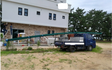 청포대해수욕장 탐방 70대 노모, 5리터 물 받아 이동중, '모래밭에 물 쏱는 수모' 각박한 민심.. 