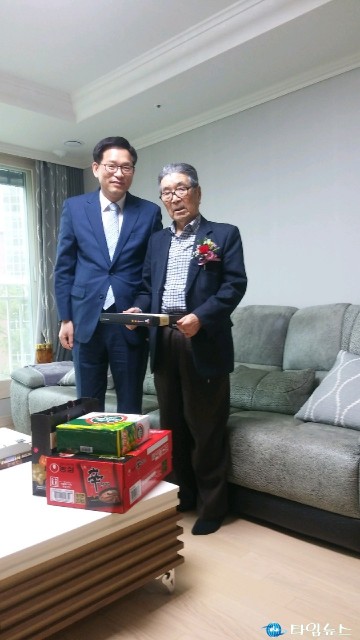 충북남부보훈지청, 어버이날 맞아 감사의 마음을 담은 카네이션 달아드리기