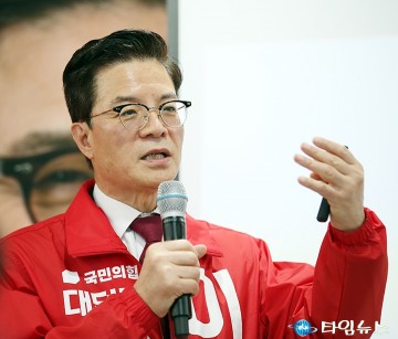 선거사무소 개소식에서 인사말 하는 이석봉 국회의원 예비후보