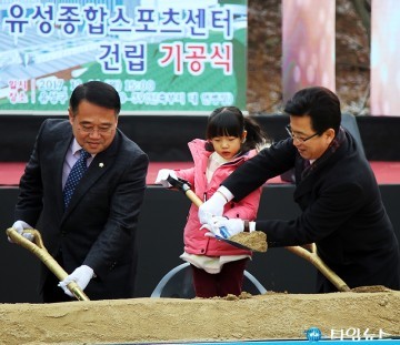 어린아이 챙기는 허태정 유성구청장