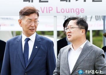 ‘세계인 어울림 축제’에서 대화 나누는 김제선 중구청장과 이장우 대전시장