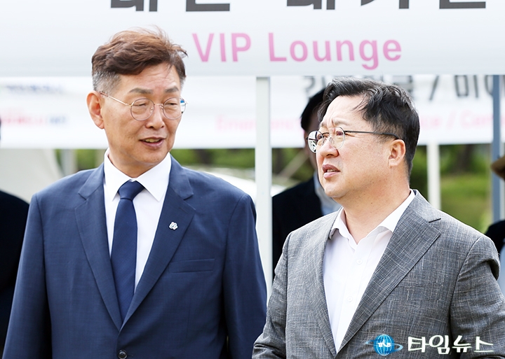 ‘세계인 어울림 축제’에서 대화 나누는 김제선 중구청장과 이장우 대전시장