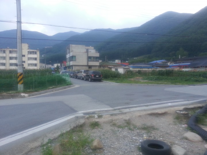 소방도로를 막고 있는 주차차량 누구의 차량인가?