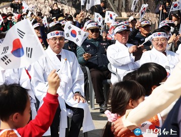 ‘인동장터 독립만세운동’ 기념행사에 참석한 박희조·이장우