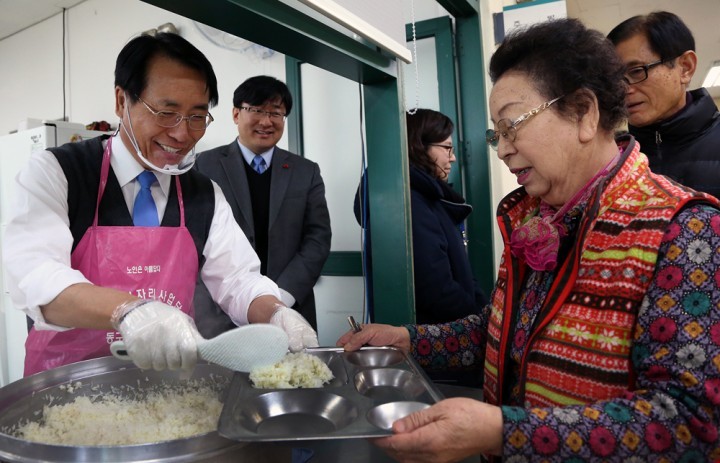 한현택 동구청장, 올해도 복지관 급식봉사는 계속 쭉!