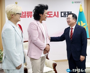 육중완밴드와 인사 나누는 이장우 대전시장