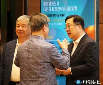조찬세미나에서 인사 나누는 이장우 대전시장