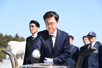 김태흠 충남지사, 제2연평해전·천안함 용사 참배