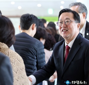 이장우 대전시장, 시무식 후 직원들과 ‘불태전진’ 새해 다짐 악수
