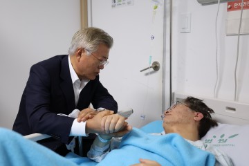 문재인 20여분 문병 "기운 차려 싸우라" 단식 만류…이재명 "잘 알겠습니다"