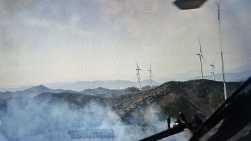 영덕 풍력발전기 화재, 산불로 확산... 헬기 11대 긴급 투입 ‘사투’