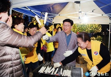 권선택 대전시장, 떡꼬치 드세요!