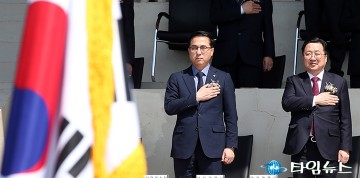국민의례 하는 박희조 동구청장과 이장우 대전시장