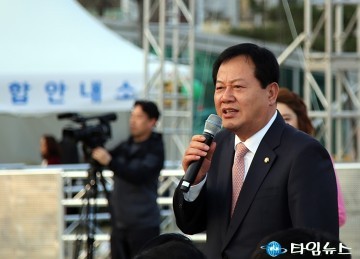 인사하는 이은권 국회의원