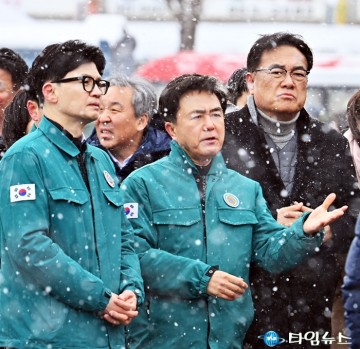 서천특화시장 화재 복구 대응 현장 둘러보는 한동훈 국민의힘 비상대책위원장과 김태흠 충남도지사