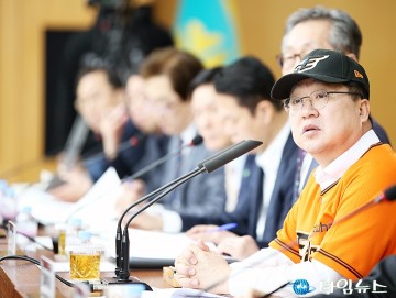 한화이글스 유니폼 입은 이장우 대전시장