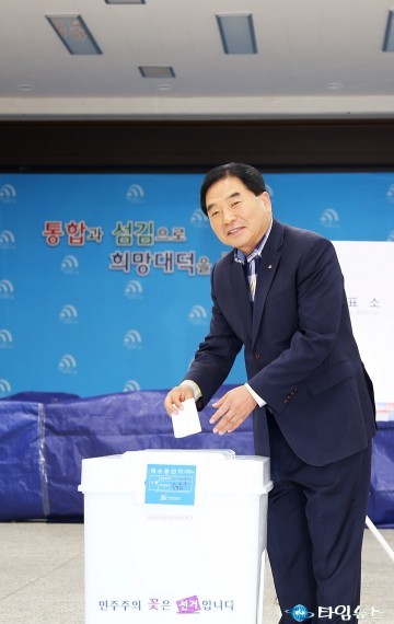 사전 투표하는 박수범 대덕구청장