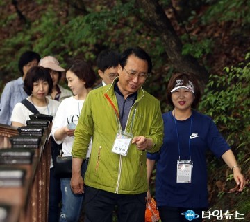 시민과 함께 아침 산책하는 한현택 동구청장