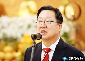 봉축법요식에서 봉축사 하는 이장우 대전시장