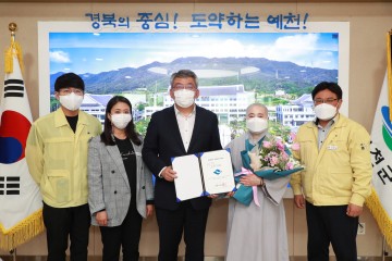 명봉사 목조보살좌상 문화재 지정서 전달