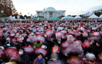 尹 탄핵집회에 여의도·여의나루역 승객 23만명 몰린...대중의 날..