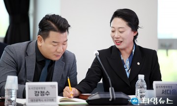 필담 나누는 강정수·서다운 서구의회 의원