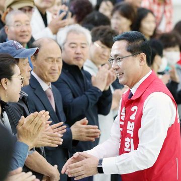 박희조 동구청장, 손이 쉴 틈 없다…지지자 몰렸다