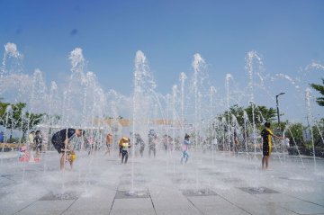 해남군, 이른 더위 잡는 바닥분수 본격 가동  