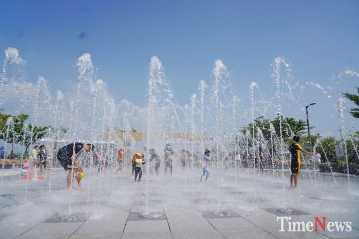 해남군, 이른 더위 잡는 바닥분수 본격 가동  