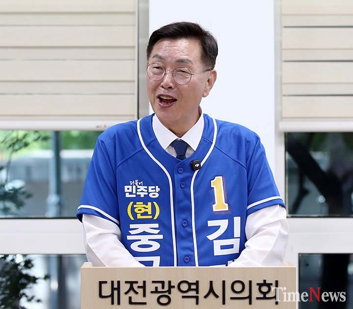 김제선 중구청장이 30일 중구선거관리위원회에 예비후보 등록을 마친 뒤 대전시의회 기자실에서 출마 기자간담회를 통해 재선 출마를 선언하고 있다