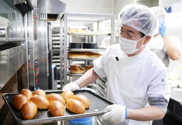 허태정 대전시장 후보, 노동절 맞아 빵 굽고 커피 내려…민생현장 행보