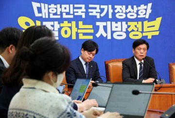 민주당, 연이은 ‘설화’에 당혹… “실수 즉각 사과하고 긴장 늦추지 말아야”