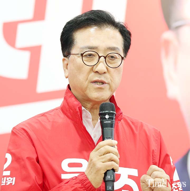 조원휘 유성구청장 후보가 4일 이장우 대전시장 후보 캠프에서 열린 국민의힘 후보자 연석회의에서 발언을 하고 있다