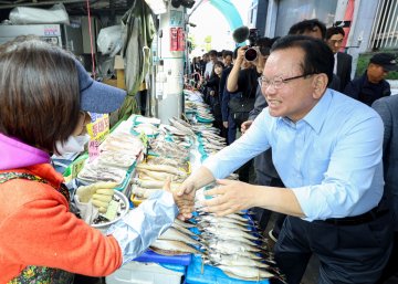 김부겸, '보수 성지' 서문시장서 바닥 민심 훑기… "대구 경제 살려달라" 절규