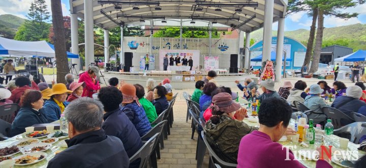 “청년들이 올리는 지극한 효심”… 수안보 물탕공원 물들인 ‘어버이날 잔치’