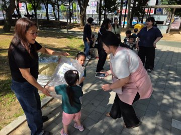 고사리손으로 지키는 초록 지구… 칠금동 자원순환가게 ‘북적’