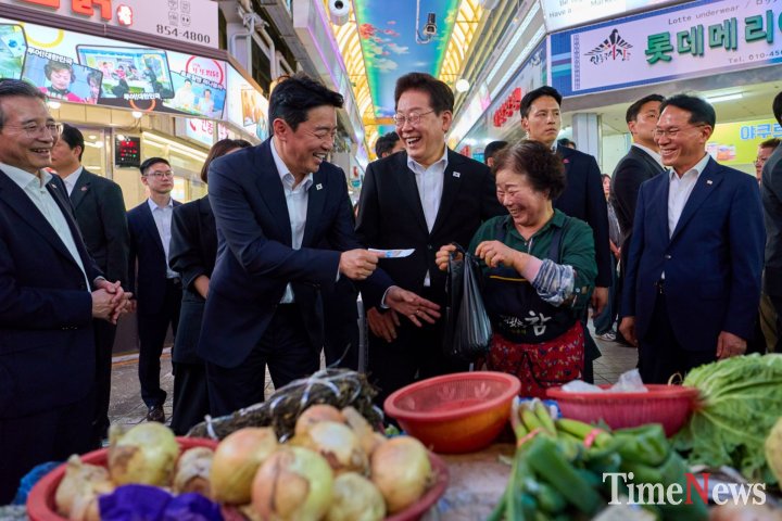 李대통령, 회담 하루 전 고향 안동시장 방문… 찜닭 먹으며 "민생·관광 챙기기"