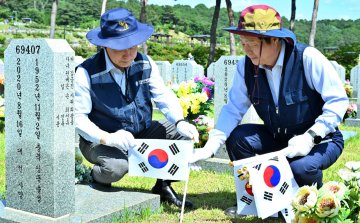 충남대·국립공주대, 현충원서 호국영령 추모 봉사