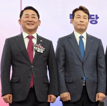 전문학·서철모, 현수막 전면충돌…“흑색선전” “전과 검증”