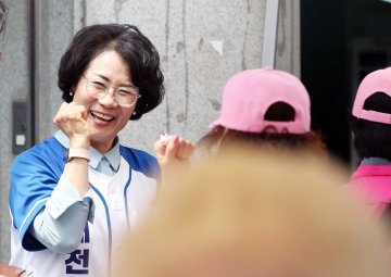 “장 보러 왔다가 표심도 보고”…박은희 대전시의원 후보, 신탄진 장날 유세