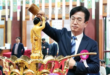 허태정 대전시장 후보, 봉하마을·사찰 돌며 현장행보 집중