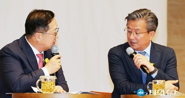 ‘이장우 대전시장과의 대화’에서 대화 나누는 이장우 대전시장과 정용래 유성구청장