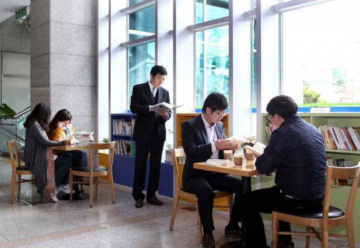 대전 서구, 청사 로비에 ‘행복 문고’ 북카페 조성!